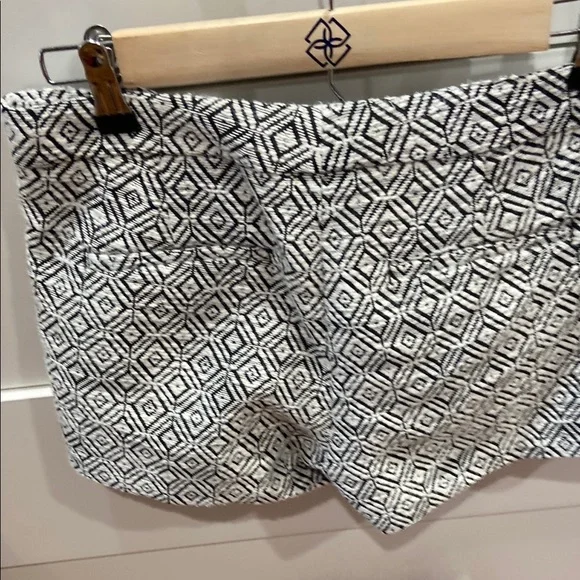Banana Republic Black and White Geometric Bermuda Shorts - Picture 3 of 3